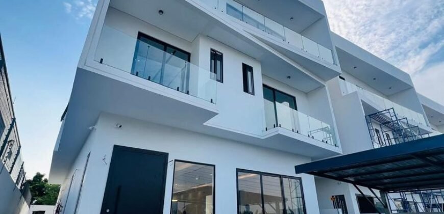 4 Bedrooms Smart Home With Elevator , Bq & Pool For sale At East Legon